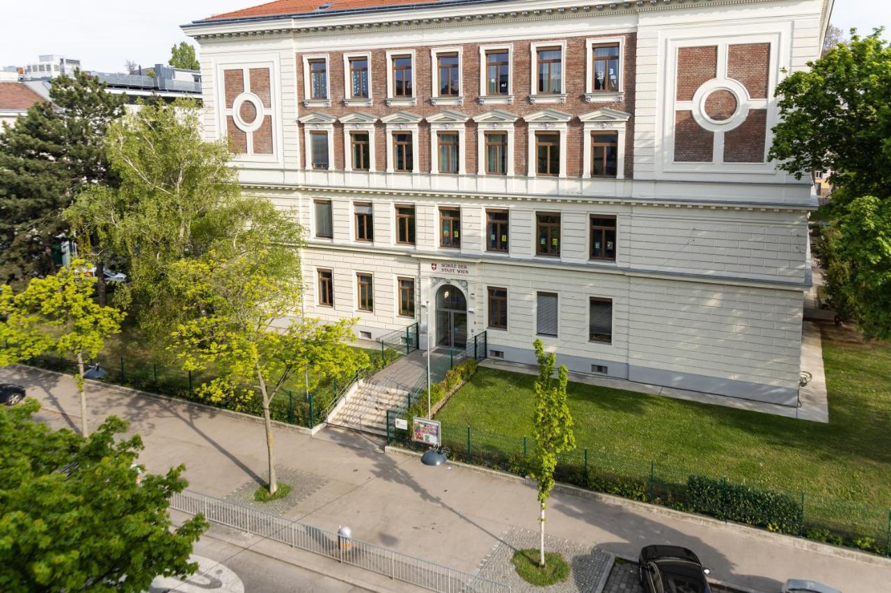 Moonlight Apartment With Porch Near Schoenbrunn And Westbahnhof فيينا المظهر الخارجي الصورة