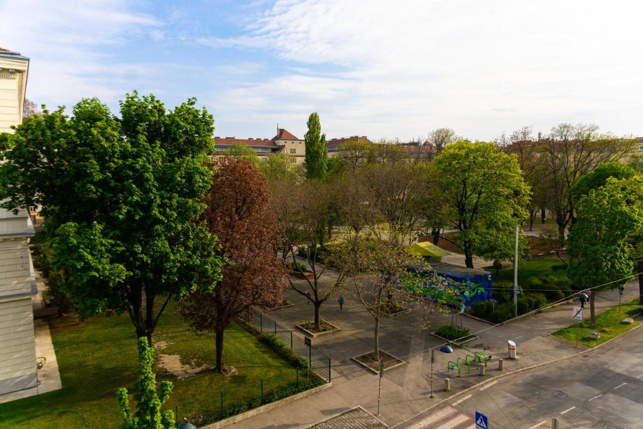 Moonlight Apartment With Porch Near Schoenbrunn And Westbahnhof فيينا المظهر الخارجي الصورة