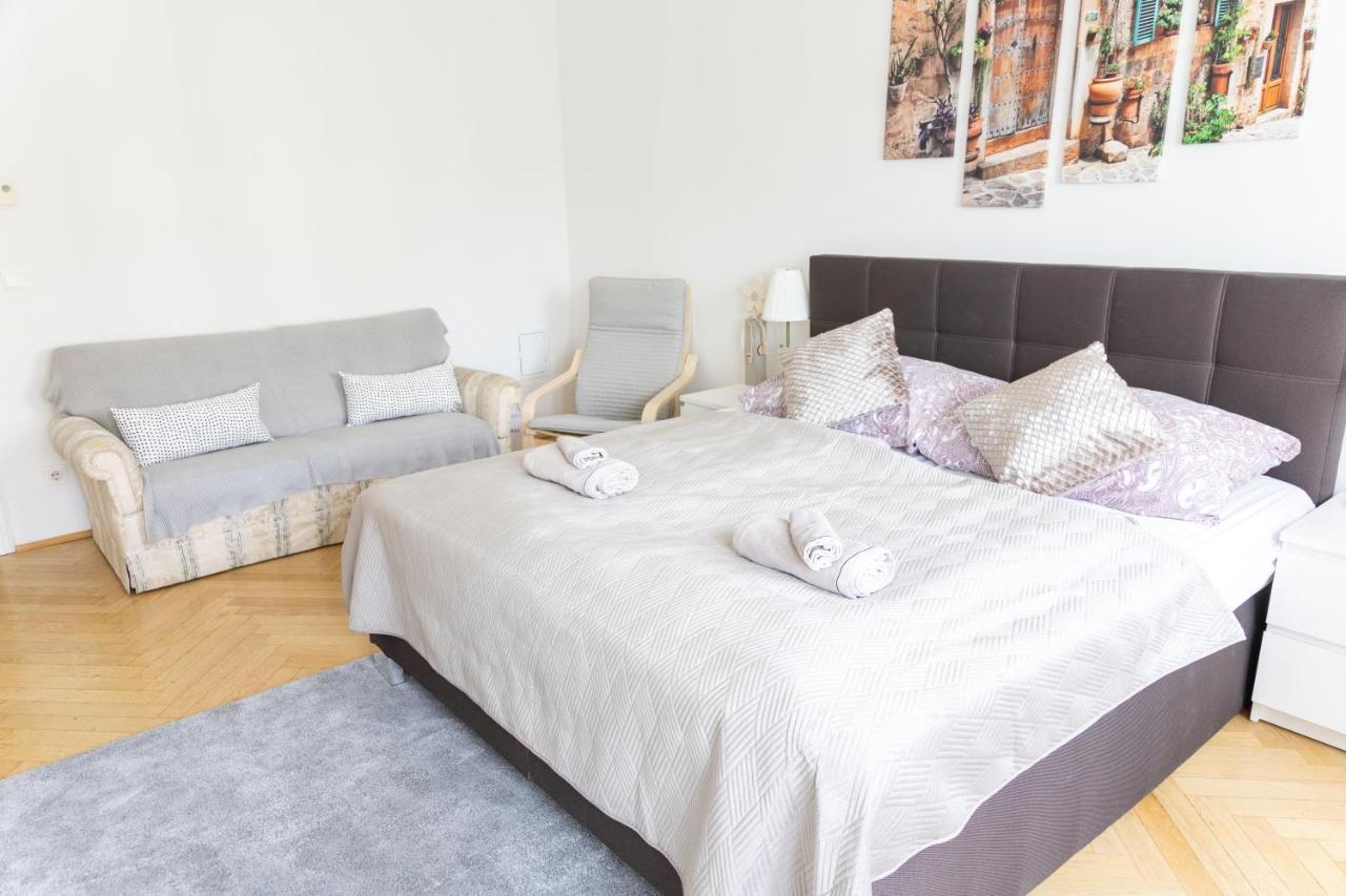 Moonlight Apartment With Porch Near Schoenbrunn And Westbahnhof فيينا المظهر الخارجي الصورة