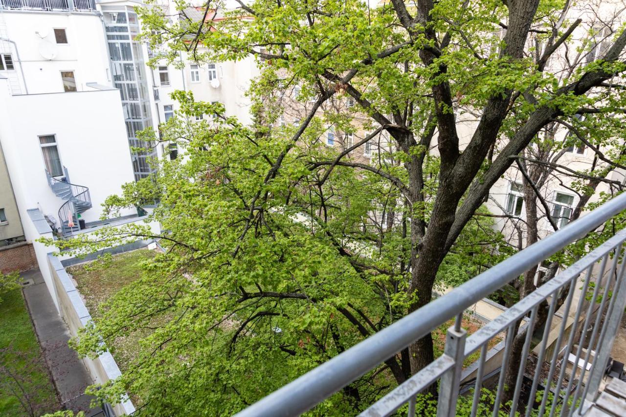 Moonlight Apartment With Porch Near Schoenbrunn And Westbahnhof فيينا المظهر الخارجي الصورة